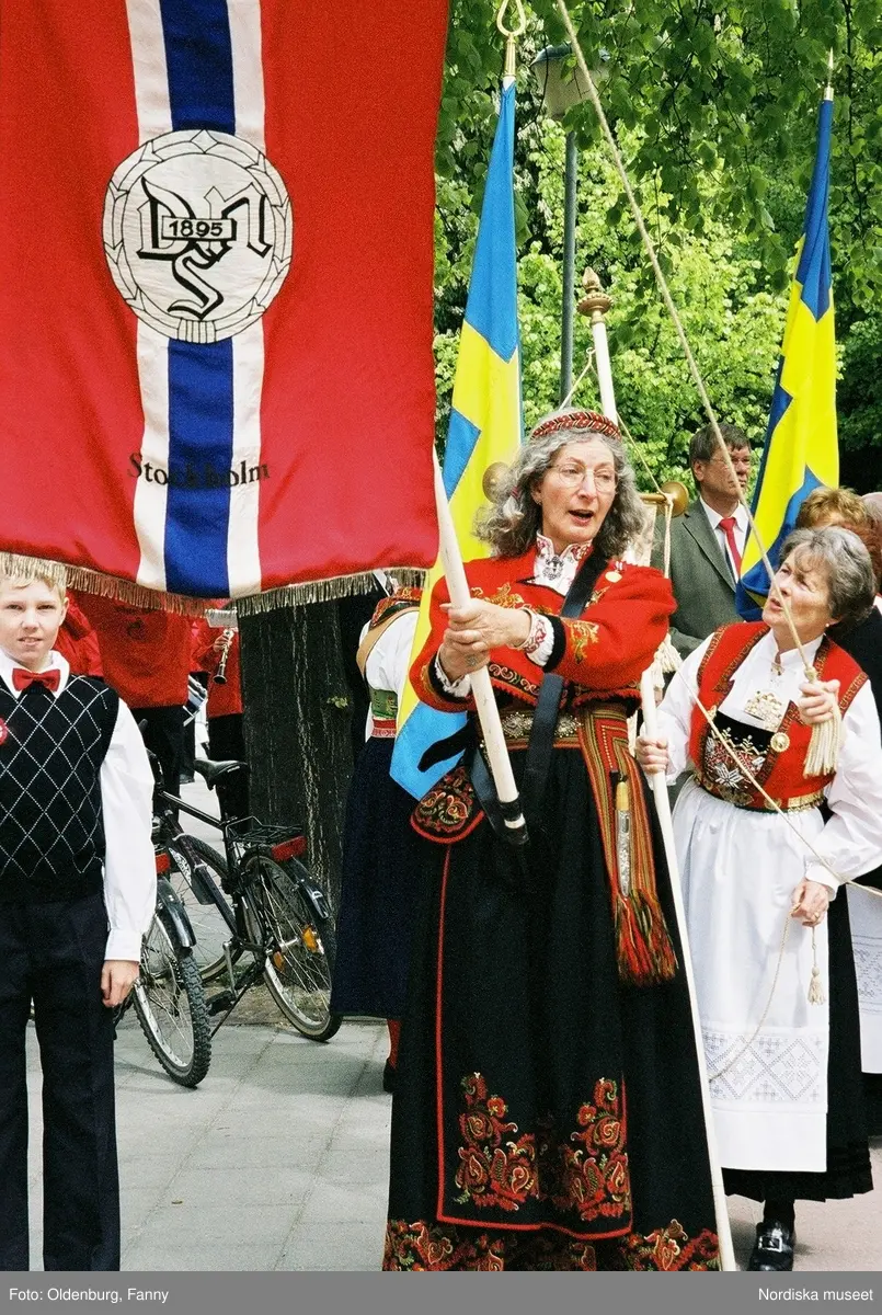 Firandet av den norska nationaldagen 17:e maj i Stockholm. Firare och musikkår tågar genom Stockholm.