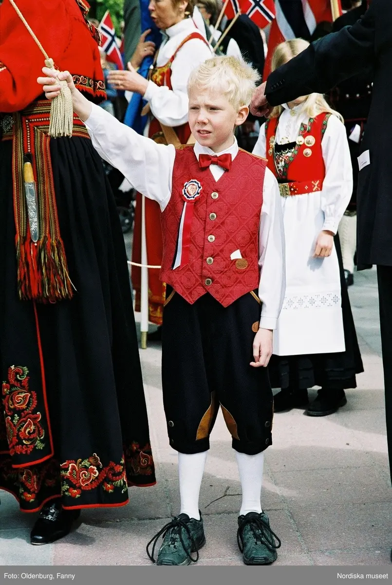 Firandet av den norska nationaldagen 17:e maj i Stockholm. Firare och musikkår tågar genom Stockholm.