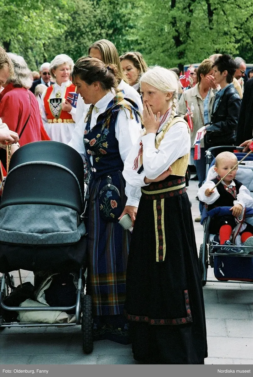 Firandet av den norska nationaldagen 17:e maj i Stockholm. Firare och musikkår tågar genom Stockholm.