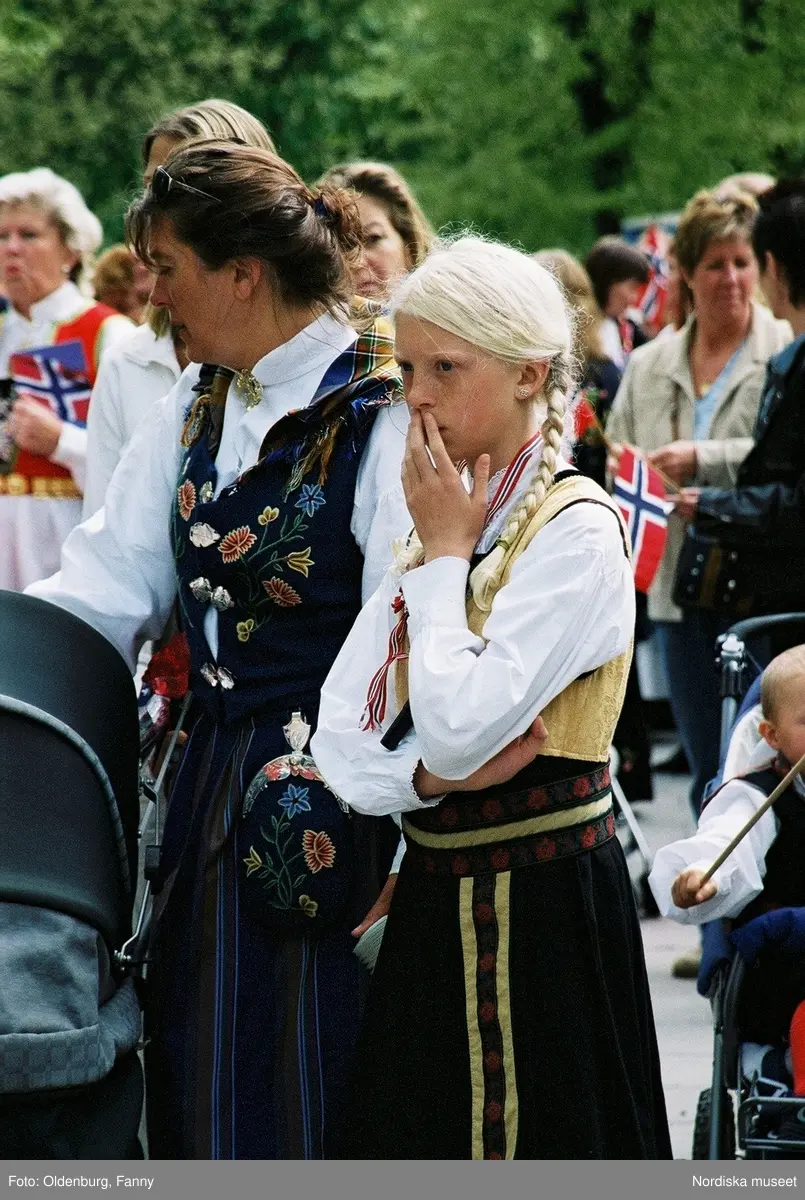 Firandet av den norska nationaldagen 17:e maj i Stockholm. Firare och musikkår tågar genom Stockholm.