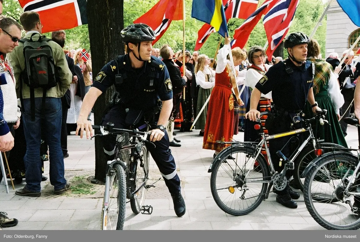 Firandet av den norska nationaldagen 17:e maj i Stockholm. Firare och musikkår tågar genom Stockholm.