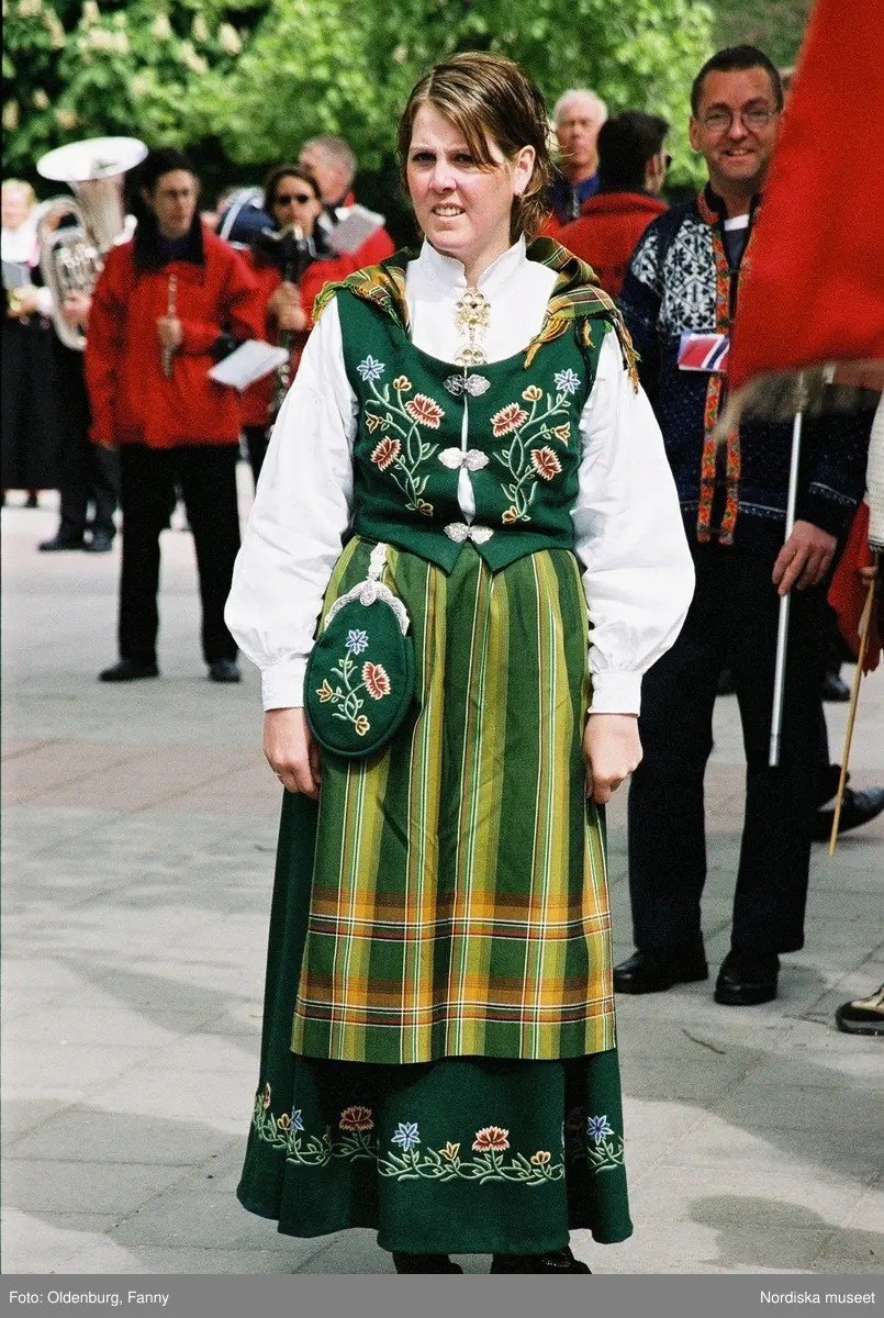 Firandet av den norska nationaldagen 17:e maj i Stockholm. Firare och musikkår tågar genom Stockholm.