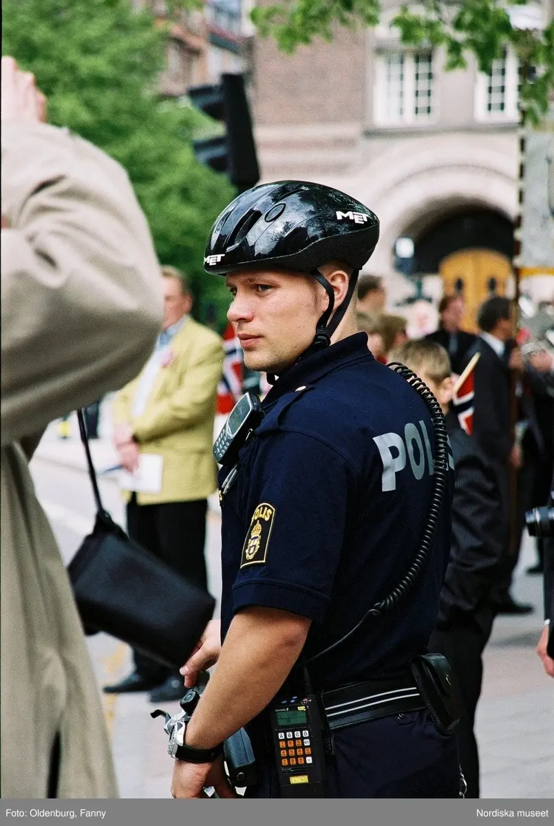 Firandet av den norska nationaldagen 17:e maj i Stockholm. Firare och musikkår tågar genom Stockholm.