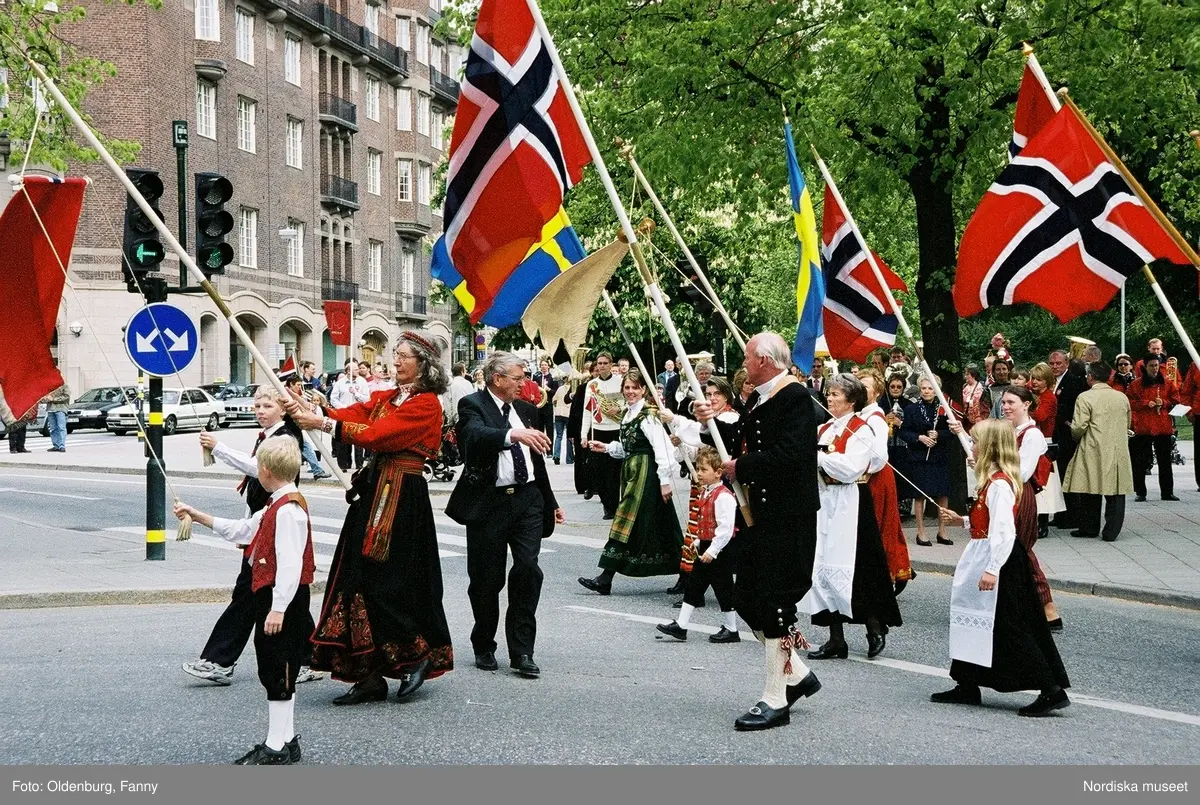 Firandet av den norska nationaldagen 17:e maj i Stockholm. Firare och musikkår tågar genom Stockholm.