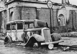 Utbrent drosjebil. Storgata. Leiret, Elverum. 1940.