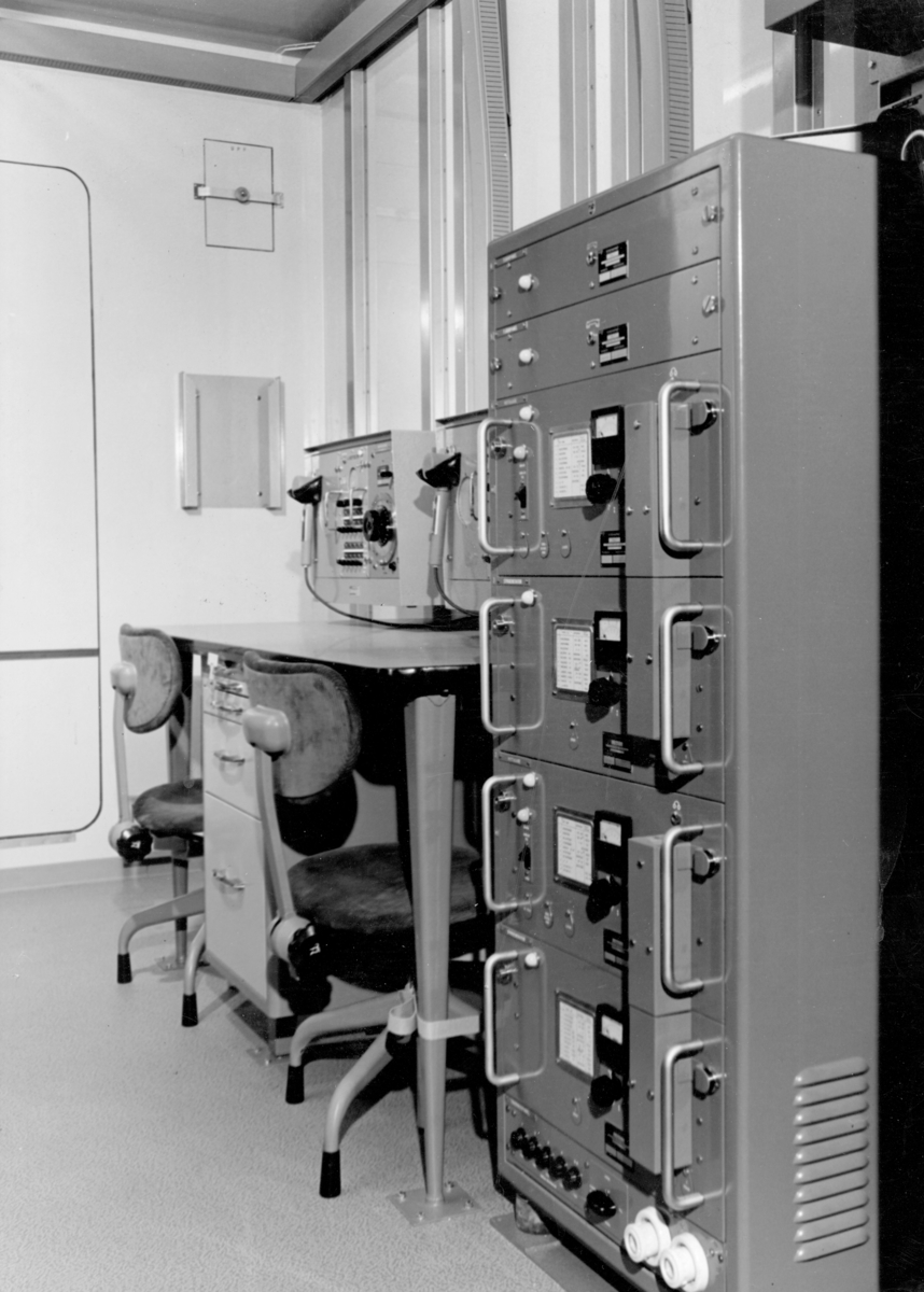 TMR-13 - Transportabel markradio, interiör. Försvarets Materielverk utför försök med plasthydda till TMR-13. Interiör av hydda. Betjäningsplats till vänster, till höger mottagare för FMR-7.