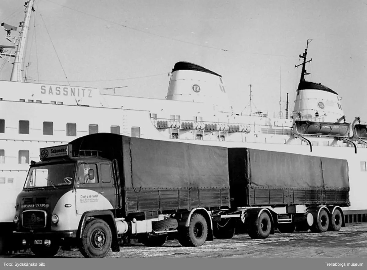 Lastbilen Scania-Vabis med sin släpvagn i bakgrund av färjan Sassnitz.