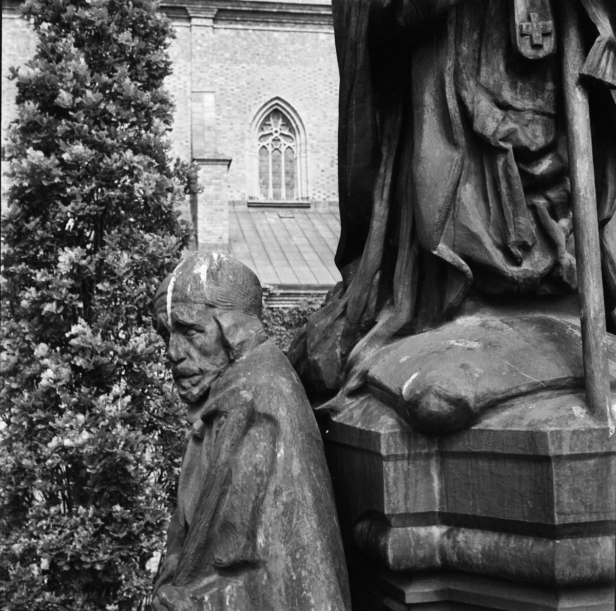 Staty av ärkebiskop Jakob Ulvsson vid Uppsala domkyrka