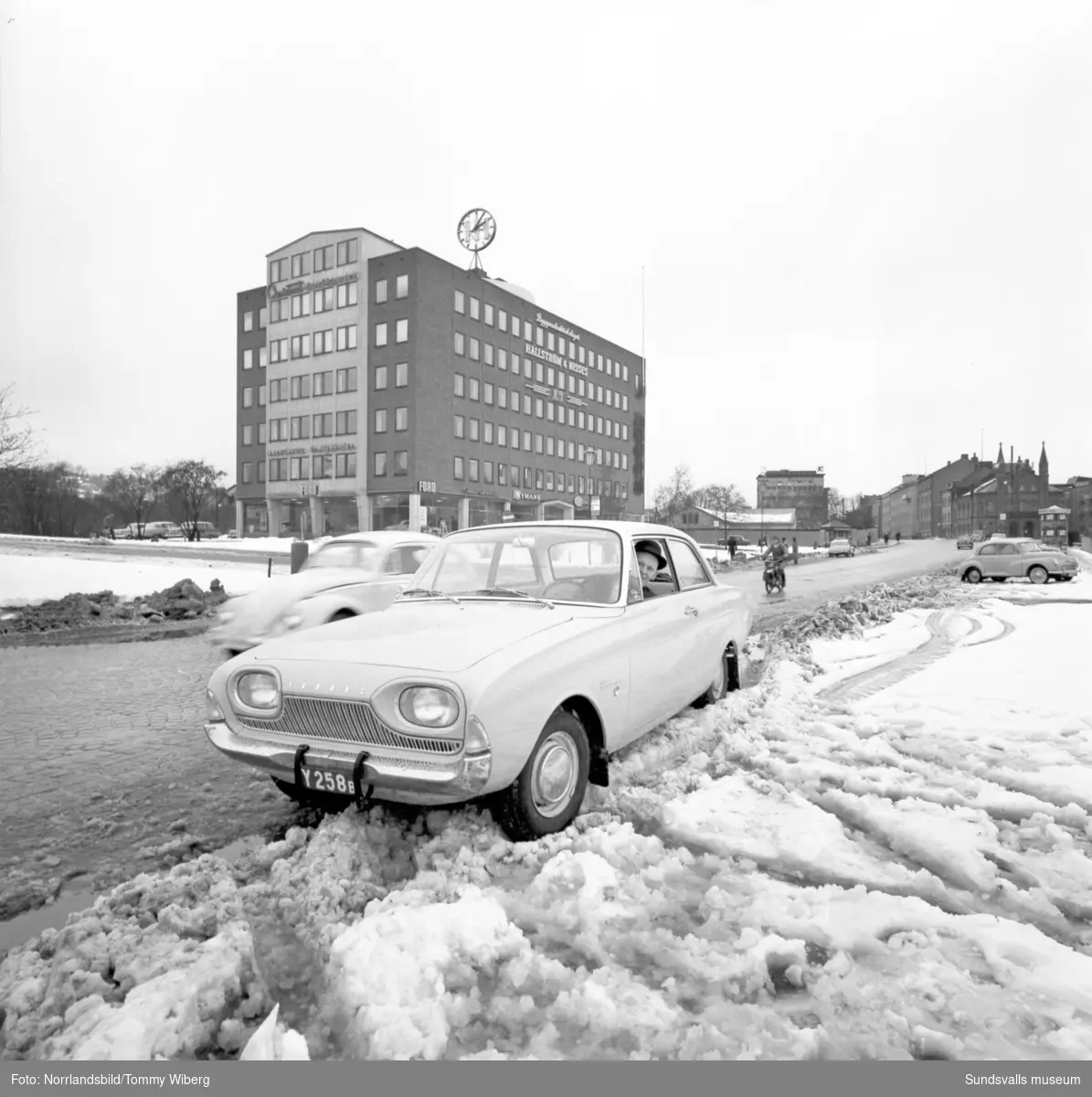 Jonnie Dahlström utanför bilhallen på Landsvägsallén i en ny Ford Taunus.