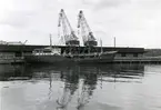 Foto i svartvitt visande hamnbild från Värtan i Stockholm , vid kaj tankmotorfartyget 