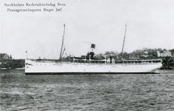 Passagerareångfartyget BIRGER JARL av Stockholm under gång i