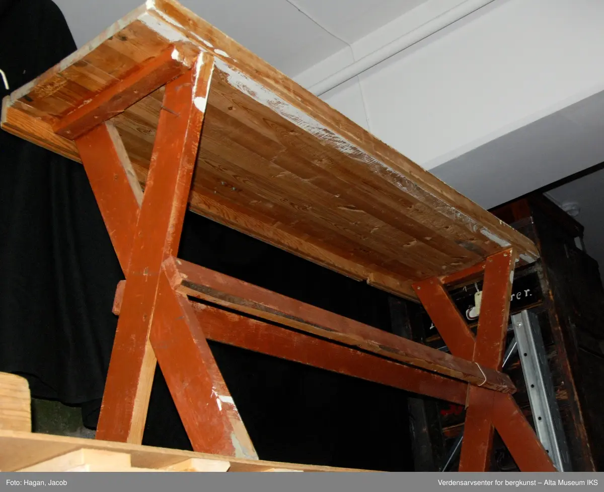 Manuell (hånddrevet)  flatstrikkemaskin, med feste til bord.