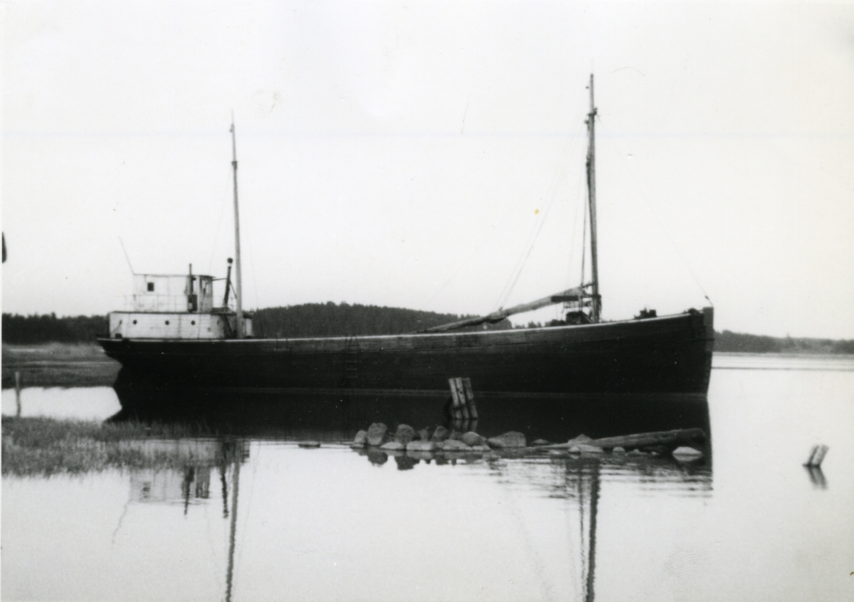 Ägare:/1945-1950/: ett partrederi, Huvudredare: Waldemar Höglund. Hemort: Mariehamn.