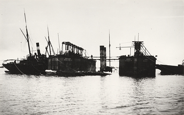 Foto från bärgningen av last-& passagerarångfatyget "BORE" av Åbo, som på resa Åbo-Mariehamn-Stockholm grundstötte den 31/12 1899 vid Alskär (Gräskö) nära Kapellskär mellan Söderarm och Furusund och sjönk 1/1 1900 å 15-20 famnars djup. Bärgad av Neptunbolaget 1900-04-26.
På fotots mitt BORE samt på sidorna pontonerna ODEN och FRIGG.