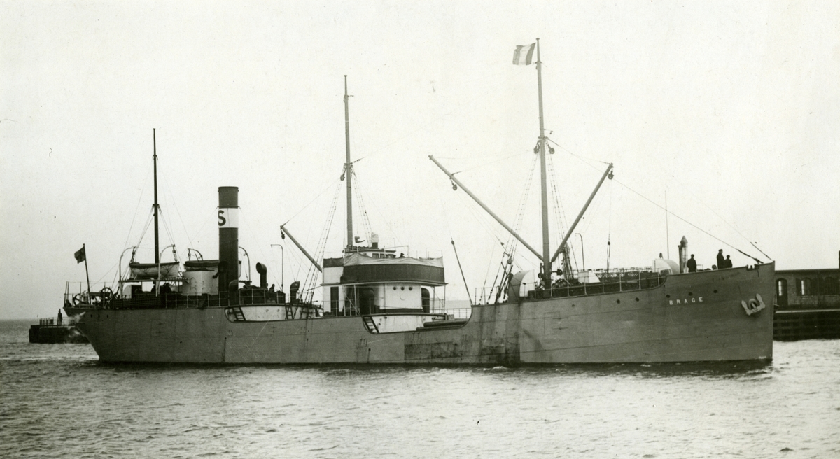 Lastångfartyget BRAGE av Stockholm. Fartyget inköptes av Sveabolaget från Norge år 1911 samt såldes till Rederiaktiebolaget Stella i Göteborg 1928.