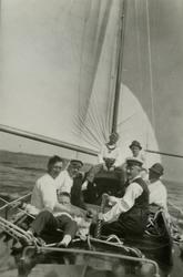 Knut Holm vid rodret ombord på Erik Åkerlunds skärgårds 95:a