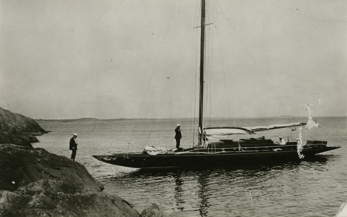 Erik Åkerlunds skärgårds 95:a BRITT-MARI på skärgårdstur under tidigt 20-tal. Lägg märke till günterriggen.