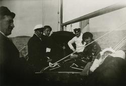 Tore Holm (i studentmössa) ombord på Erik Åkerlunds Holmrita