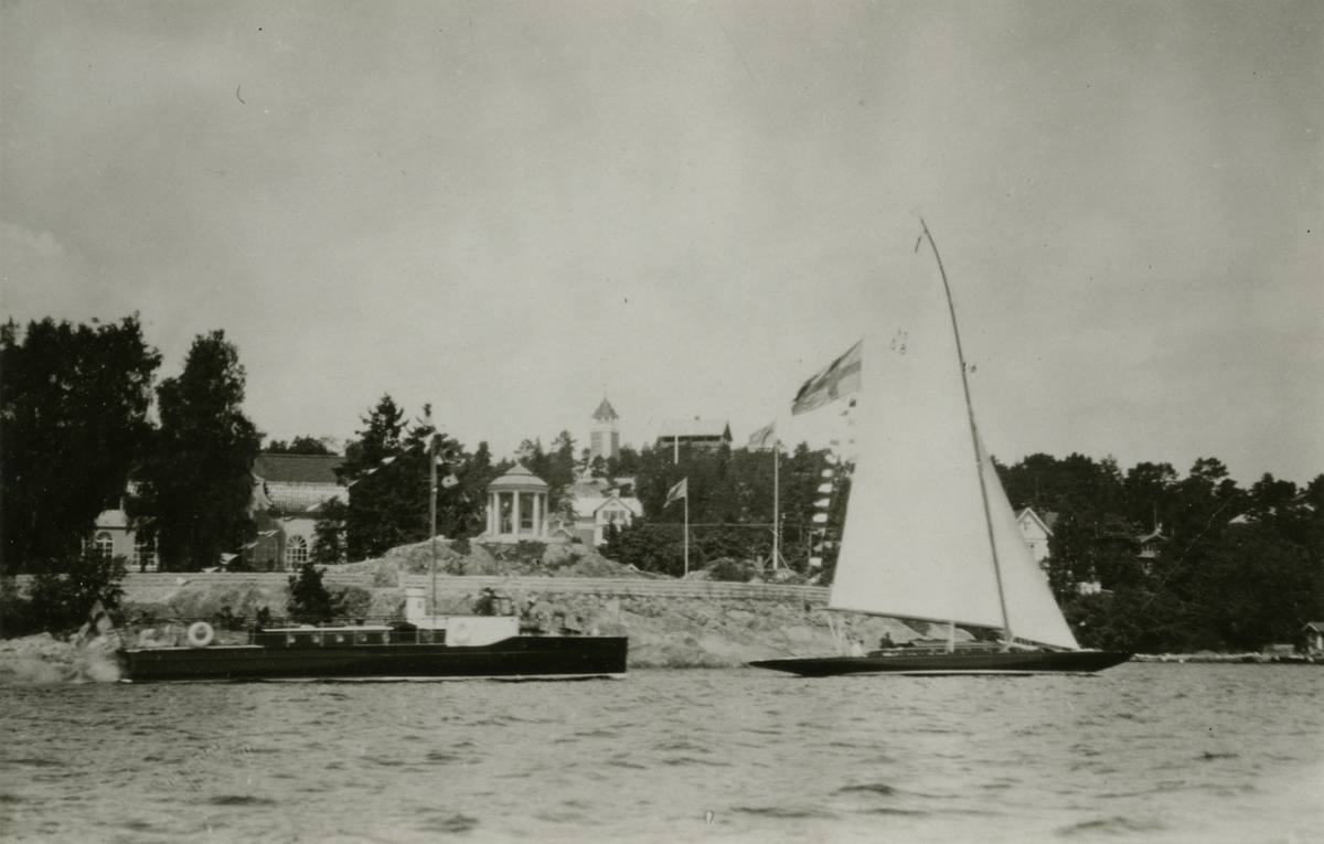 Erik Åkerlunds skärgårds 95:a BRITT-MARI och hans motorjakt STORMFÅGELN, utanför Åkerlunds hus på Dalarö.