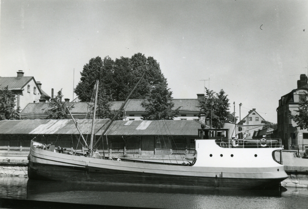 Ägare:/1954-78/: Robert Ahlgren. Hemort: Blidö.