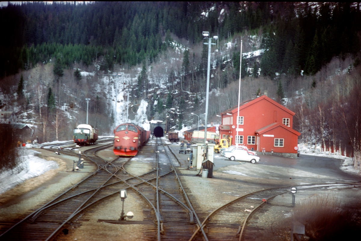 Grong stasjon. Tog 451, dagtoget Trondheim - Bodø, krysser godstog 5772.