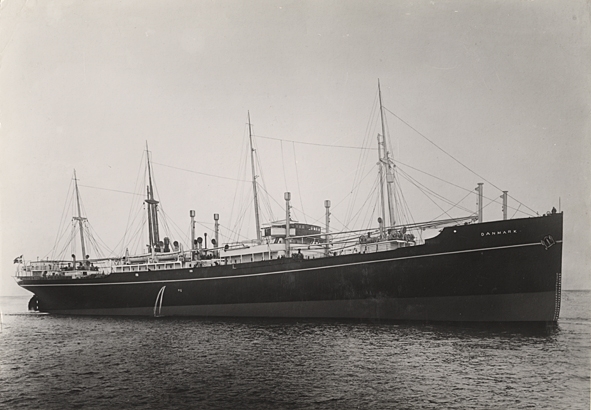 Foto i svartvitt visande lastmotorfartyget "DANMARK" av Köpenhamn, vid kaj i Köpenhamn under 1939-40.