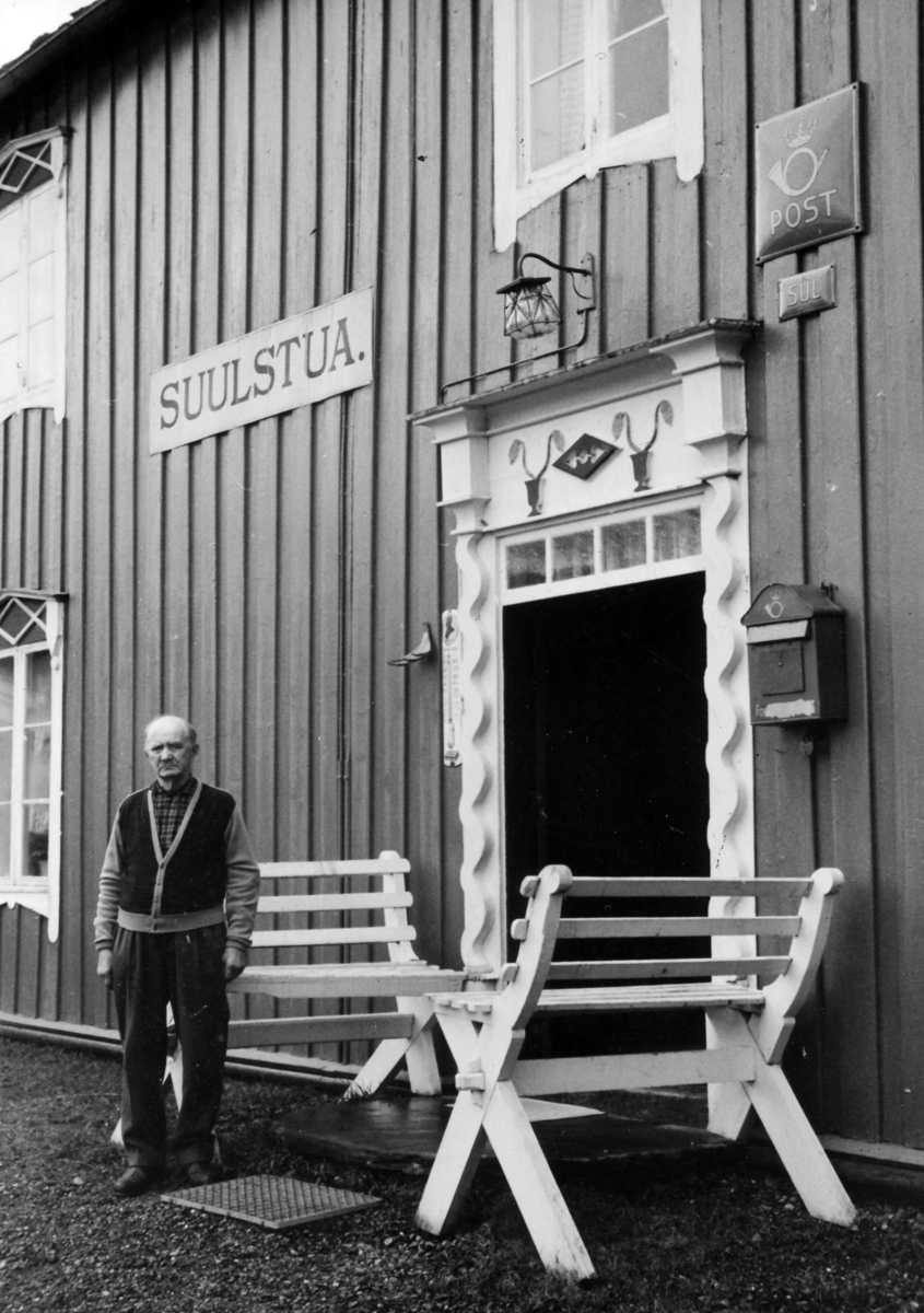 Posten i Sul, Norge, mars 1963. Framför huvudbyggnaden på gården Sul, står poståpnern Mikal Suul, 77 år. Gården har varit skjutsstation och gästgiveri i många generationer.