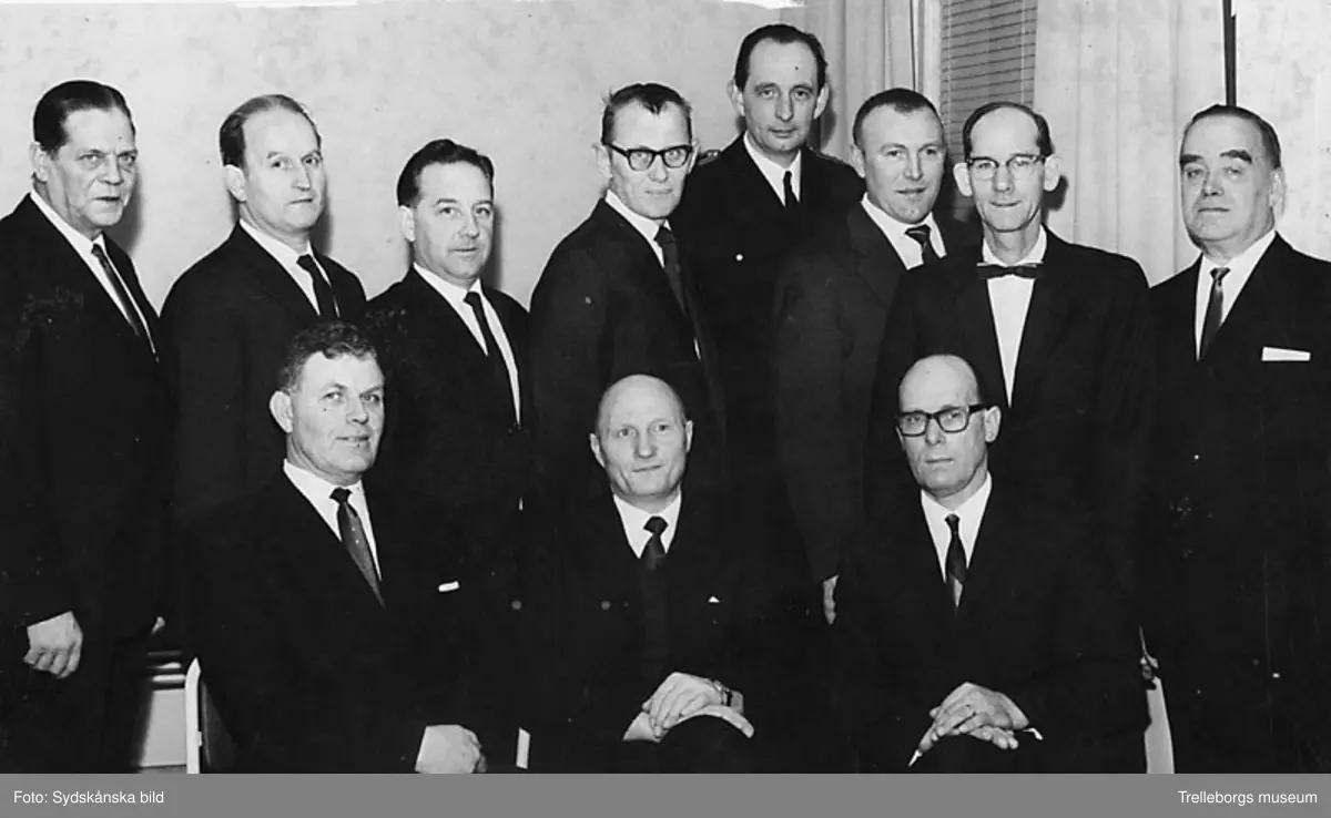 Brandstyrelsen. Ordförande Herbert Hansson (kommunalarbetare), Ruben Klöver (19 år), Gösta Sandell (16½ år), Thorsten Friberg, Bo Gauffin (brandchef), Anton Persson (13 år), Knut Nordahl (16½ år), Mauritz Nilsson (ordförande i Brandstyrelsen). Sittande från vänster: Albert Andersson (27 år), Gustav Nilsson (29 år), Erik Appelgren (22 år). Årtalet visar hur länge har de varit med i organisationen.