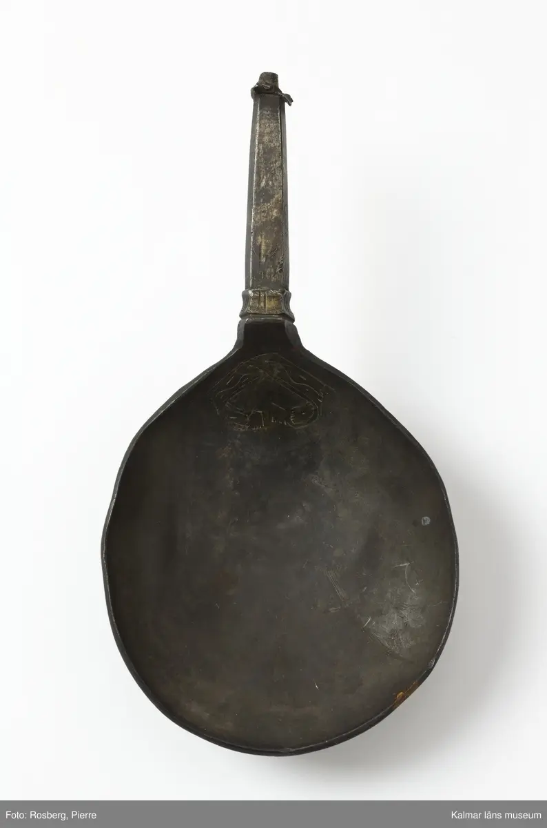 KLM 34757 Sked av metall, silver. Brett ovalt blad med sexkantigt skaft, skaftets avslutning är avbruten. I skedbladet banddekor. Rester av förgyllning, otydlig stämpel. Datering: 1500-tal?