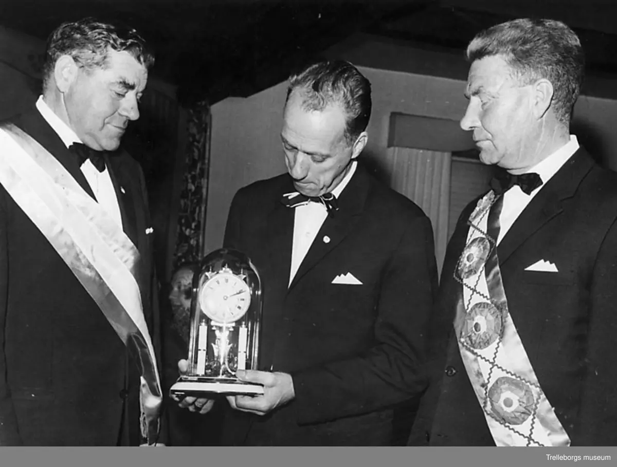 TFF (Trelleborgs fotbollsförening) 1965. Från vänster: Månsson, ordförande Gunnar Persson och Albert Jönsson.