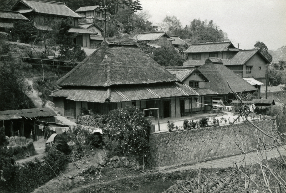 Hus. - Mannskapet på T/S 'Kingsville' (b.1956, Lithgows Ltd., Port Glasgo), i Japan etter grunnstøtingen.