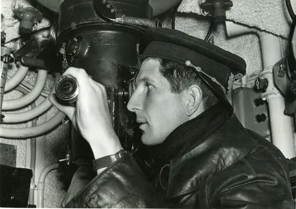 Kapten Conrad Falkenberg vid periskopet.