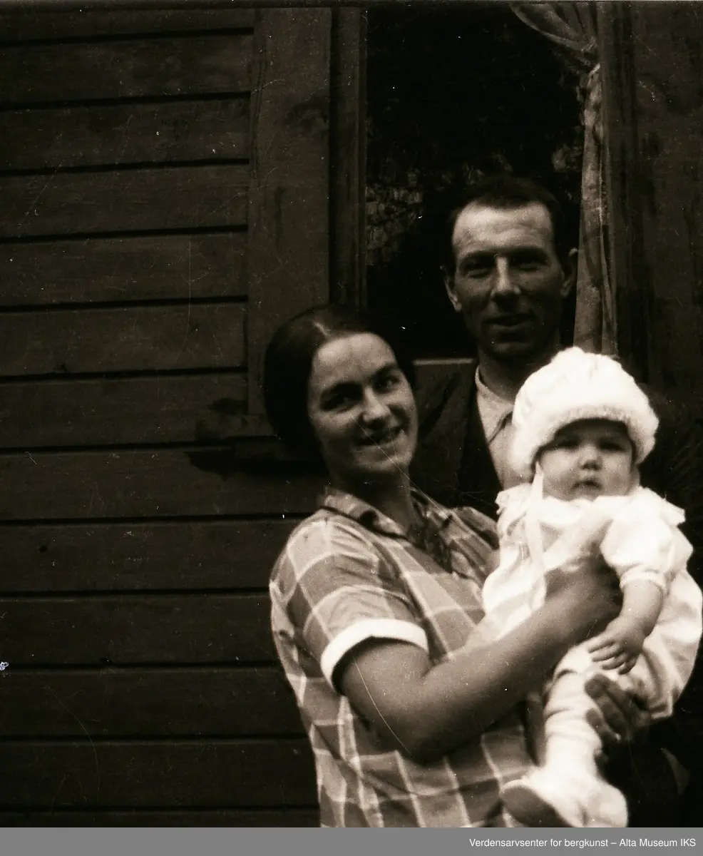 Familiebilde med mor, far og barn.
Fra venstre: Tora, Ole Roald og Roar Jøraholmen.
Bildet er tatt i Kåfjord rundt 1927.