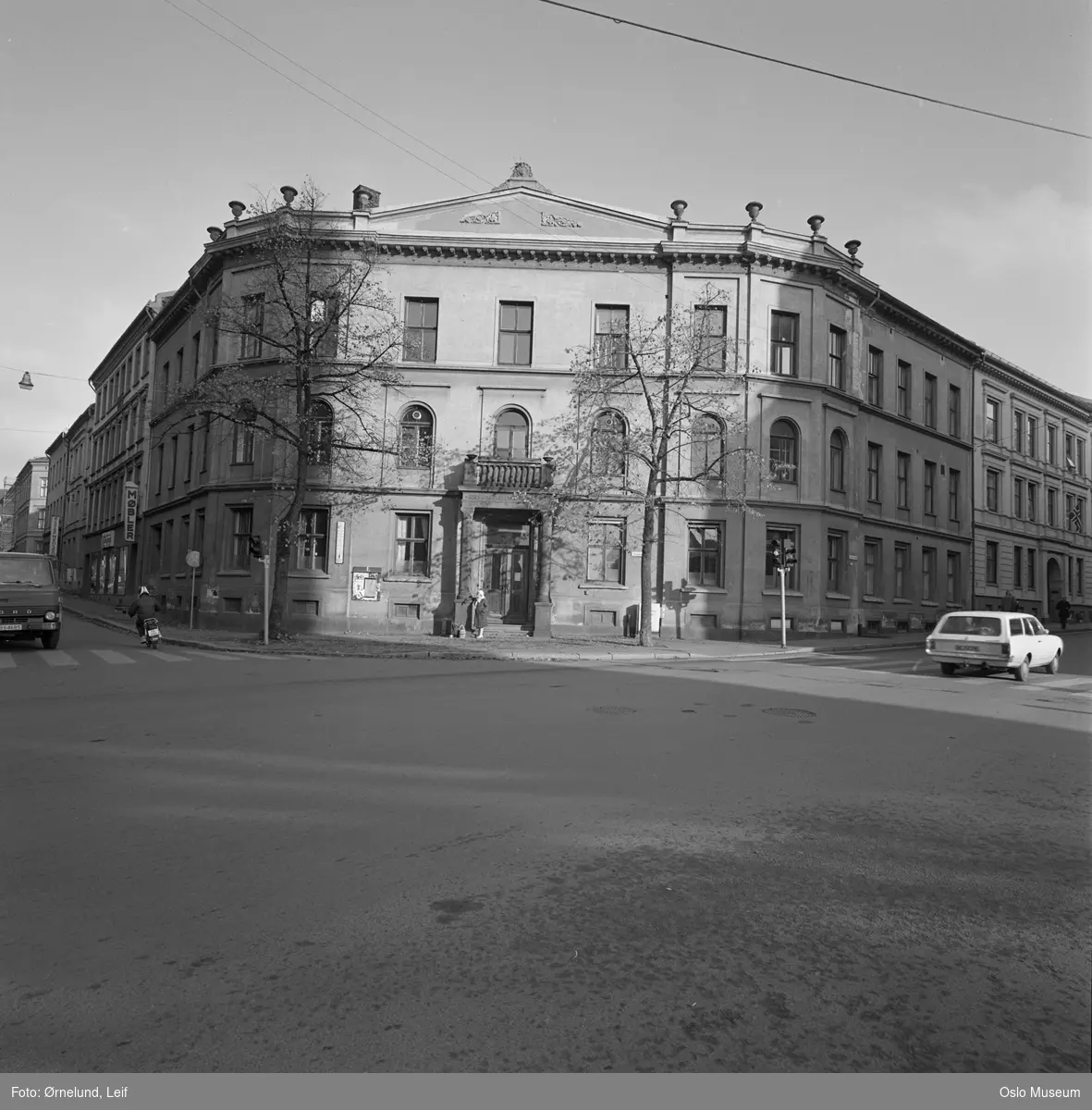 forretningsgård, Rikshospitalets apotek, bygårder, mennesker, biler, moped