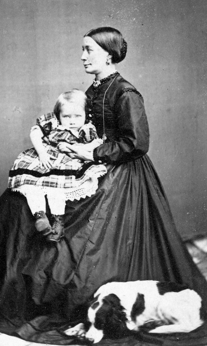 Frk Hanna Dahll med Mamie Dahll på fanget.