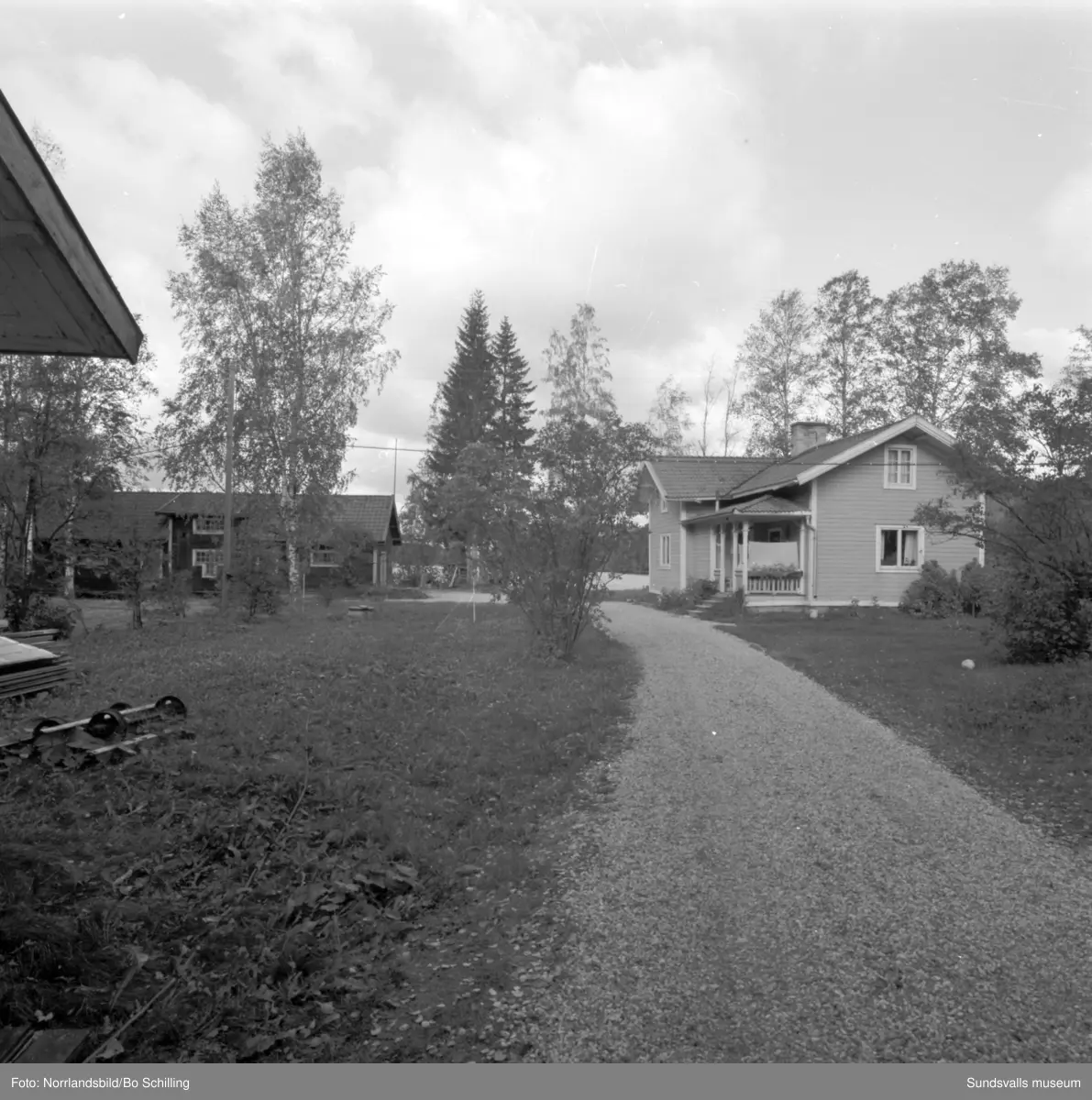 En stor grupp bilder från Ljungaverk, byggnader, gårdar, terräng och landskap. Fotograferat för Fosfatbolaget.