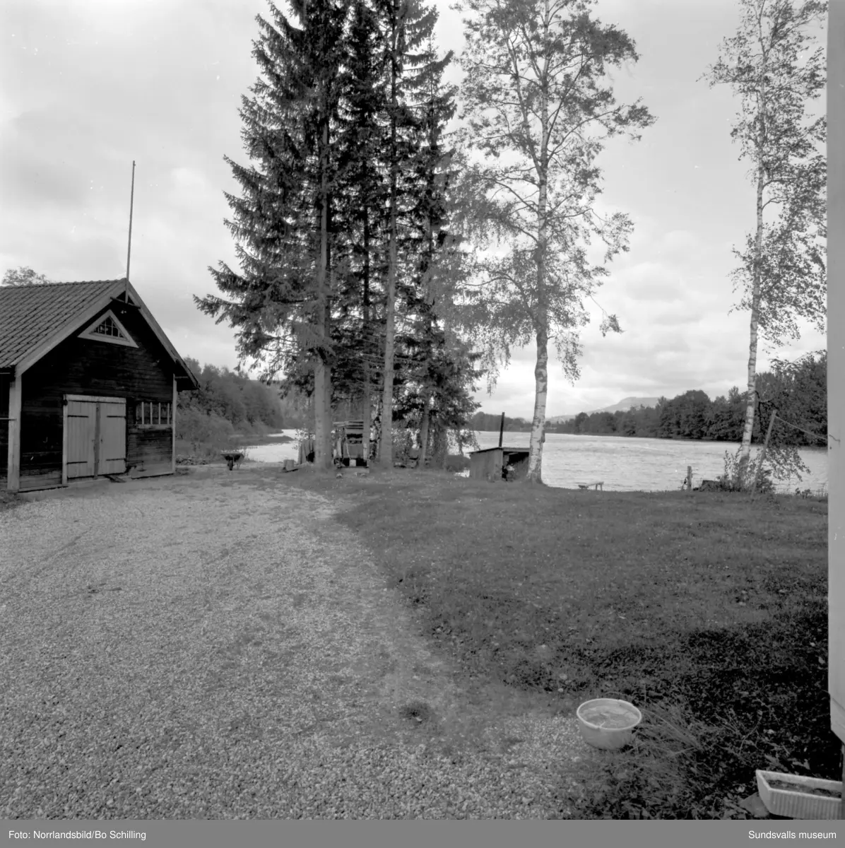 En stor grupp bilder från Ljungaverk, byggnader, gårdar, terräng och landskap. Fotograferat för Fosfatbolaget.