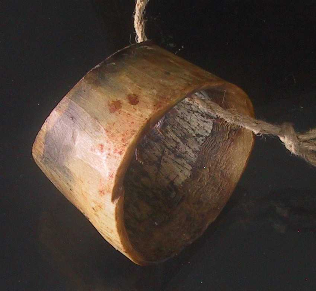Pølsehorn, laget av kuhorn. 
Liten, gul og sortflekket, avsmalnende  bredde.  
Form som serviettringer.  Åpning oval