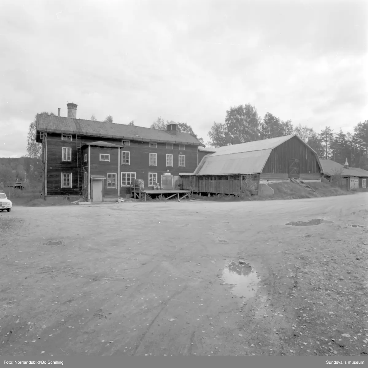 En stor grupp bilder från Ljungaverk, byggnader, gårdar, terräng och landskap. Fotograferat för Fosfatbolaget.