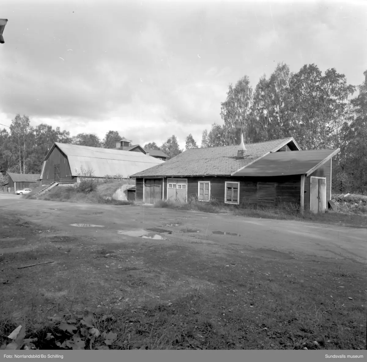 En stor grupp bilder från Ljungaverk, byggnader, gårdar, terräng och landskap. Fotograferat för Fosfatbolaget.