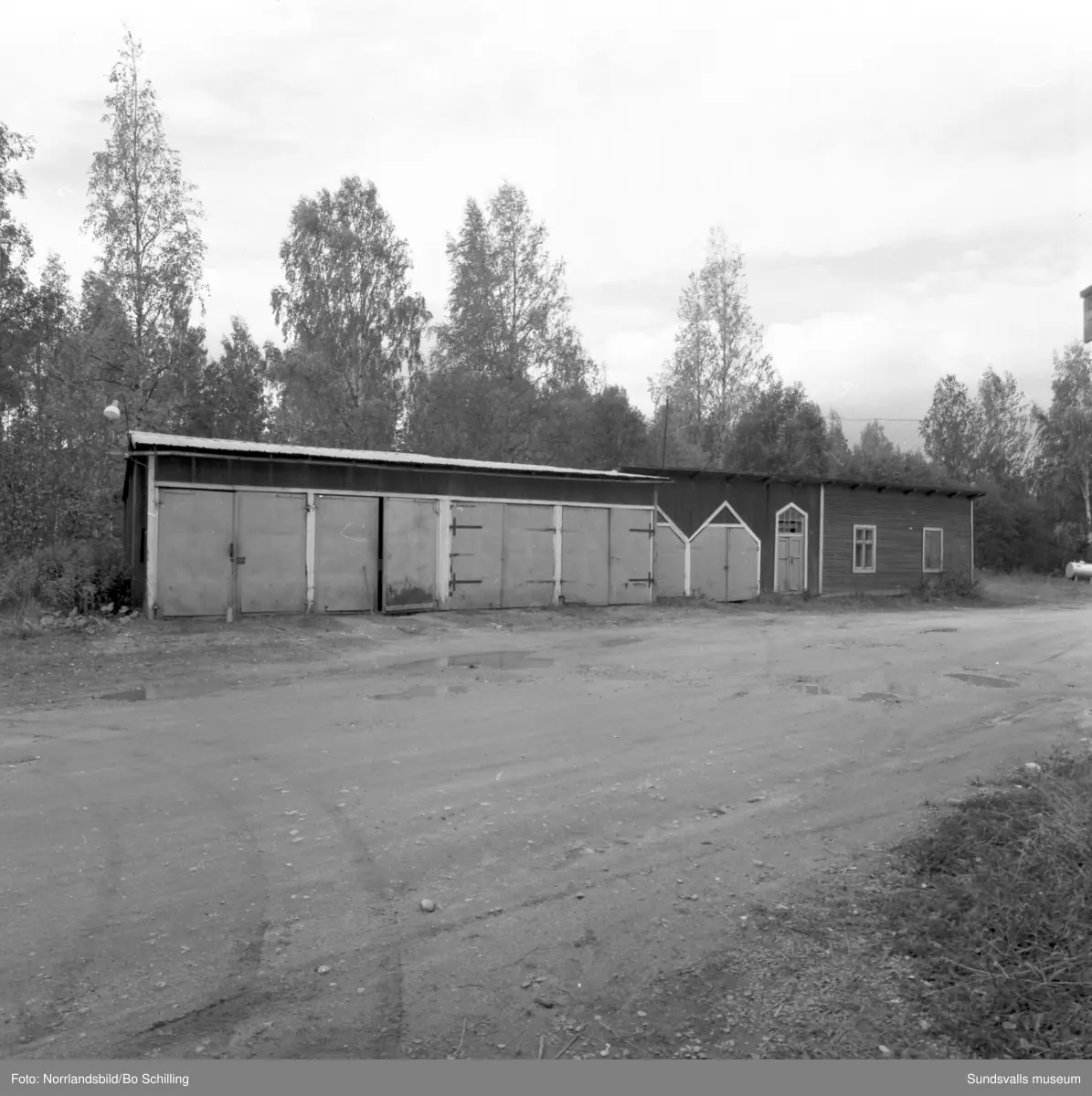 En stor grupp bilder från Ljungaverk, byggnader, gårdar, terräng och landskap. Fotograferat för Fosfatbolaget.