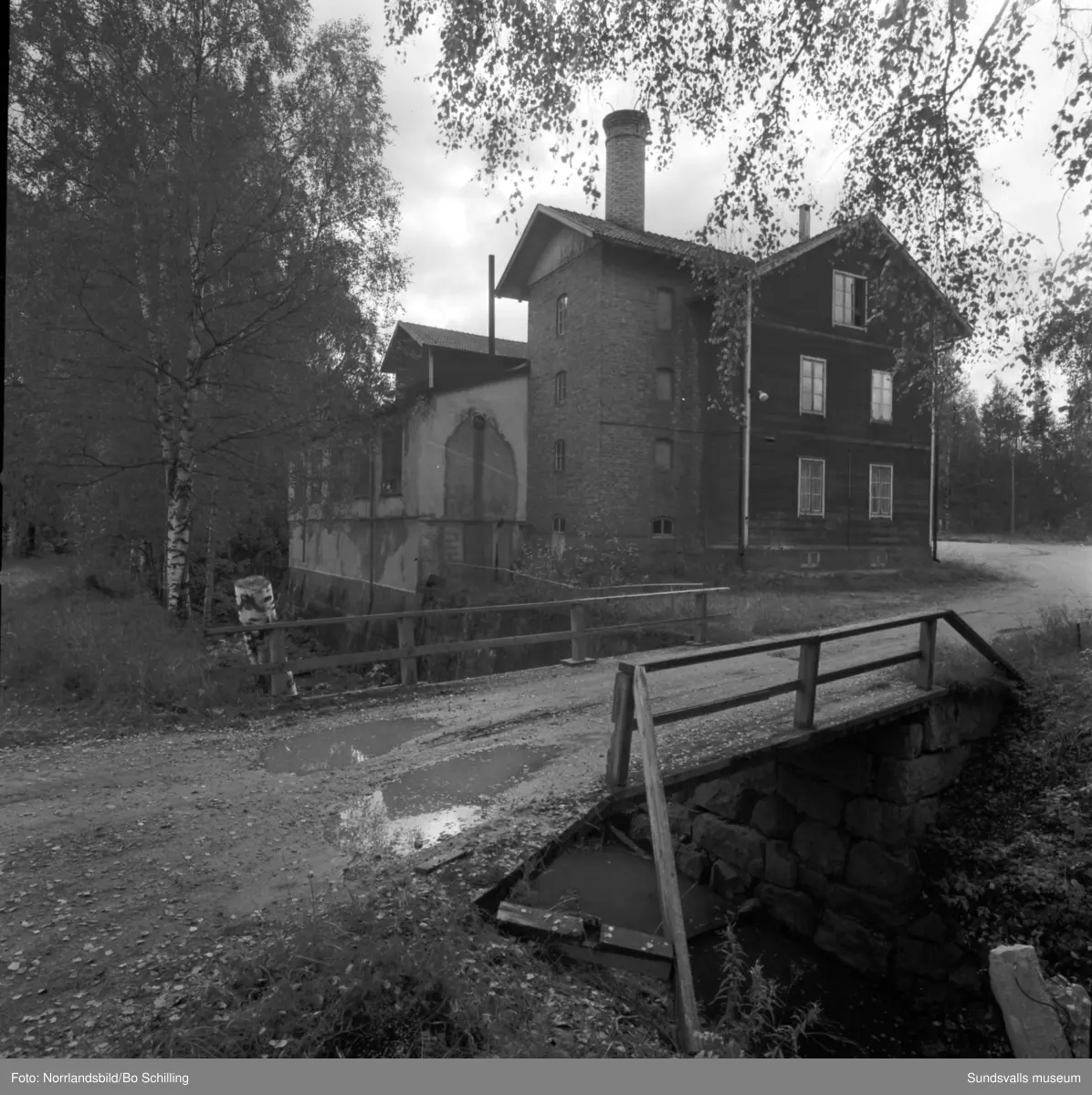 En stor grupp bilder från Ljungaverk, byggnader, gårdar, terräng och landskap. Fotograferat för Fosfatbolaget.
