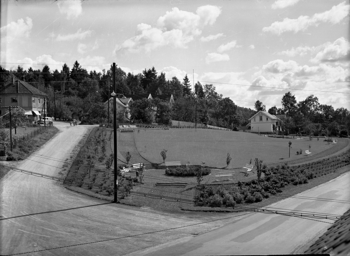 Boligfelt med et lite parkanlegg fotografert. Parken på Borgestad.