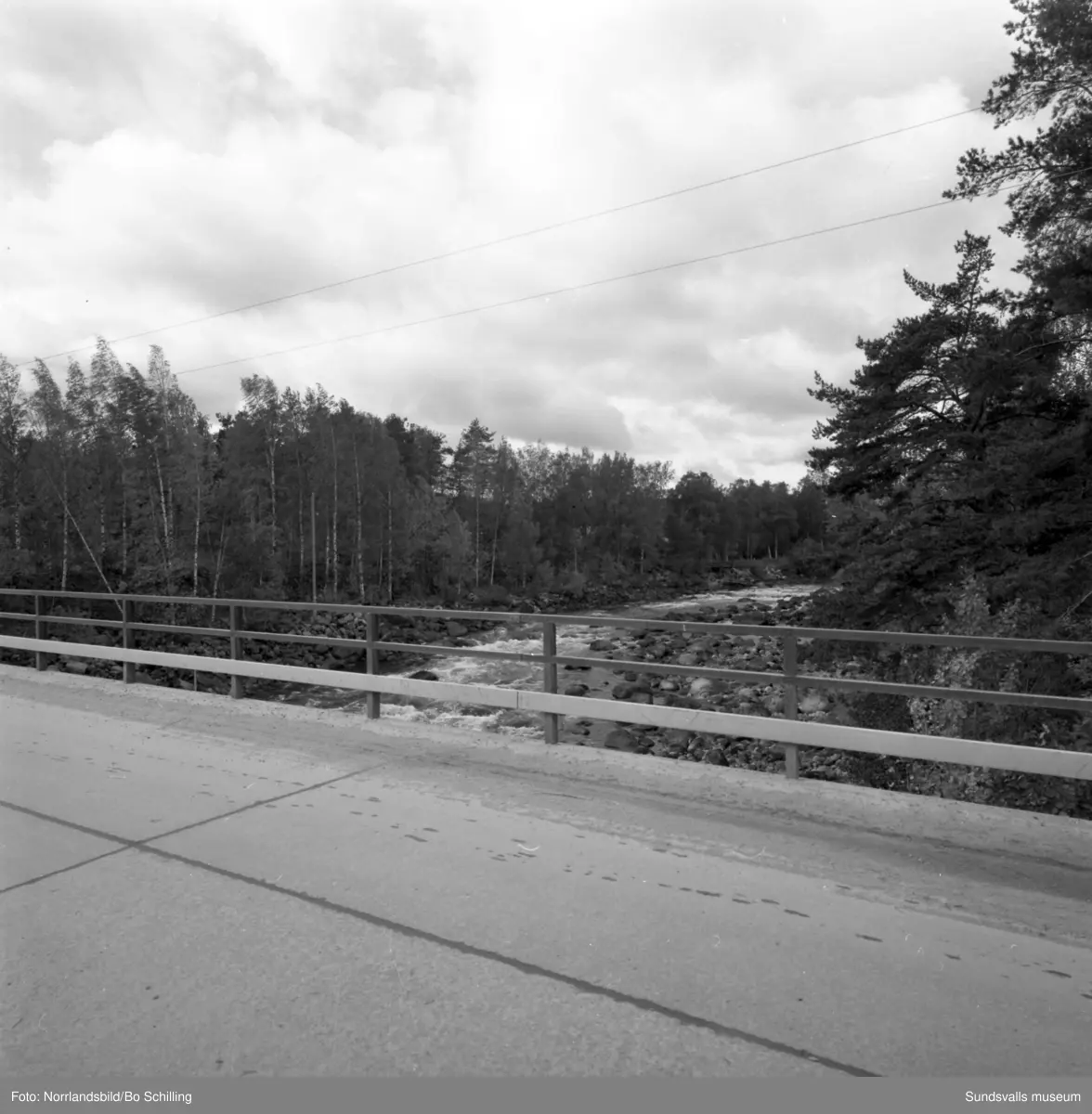 En stor grupp bilder från Ljungaverk, byggnader, gårdar, terräng och landskap. Fotograferat för Fosfatbolaget.