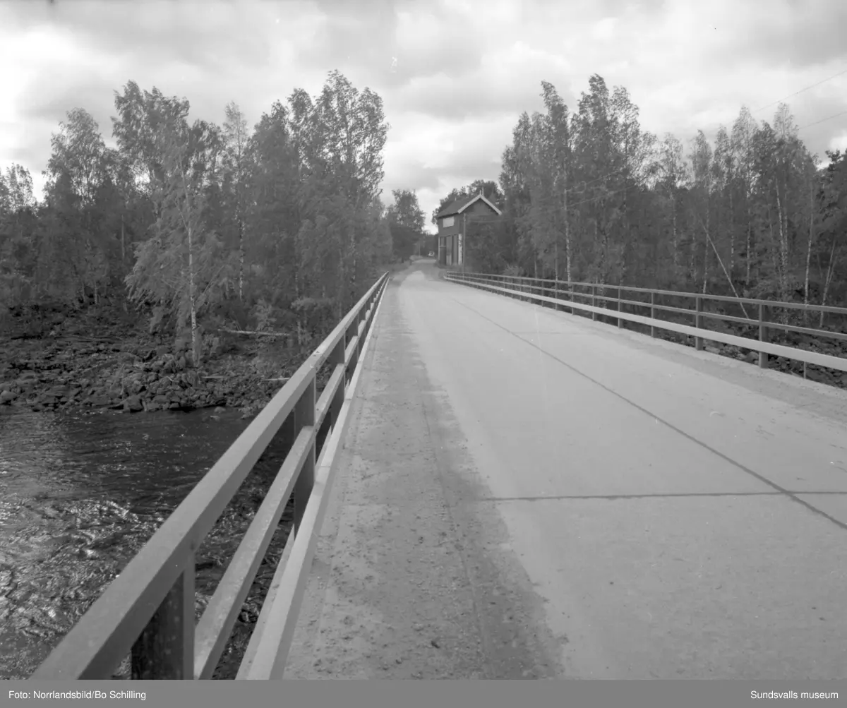 En stor grupp bilder från Ljungaverk, byggnader, gårdar, terräng och landskap. Fotograferat för Fosfatbolaget.