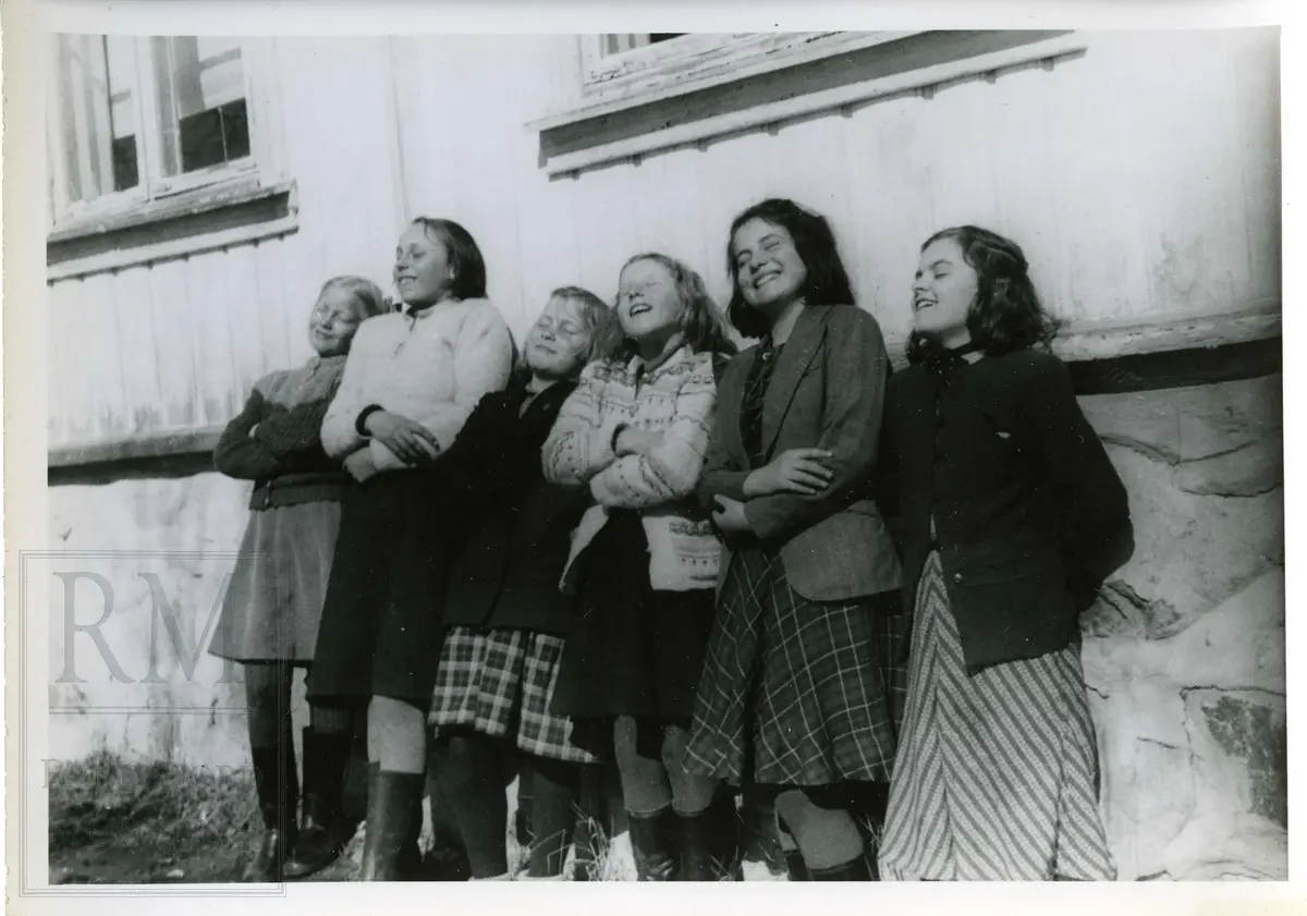Skole-elever på tur, trolig Leikvoll skole.
