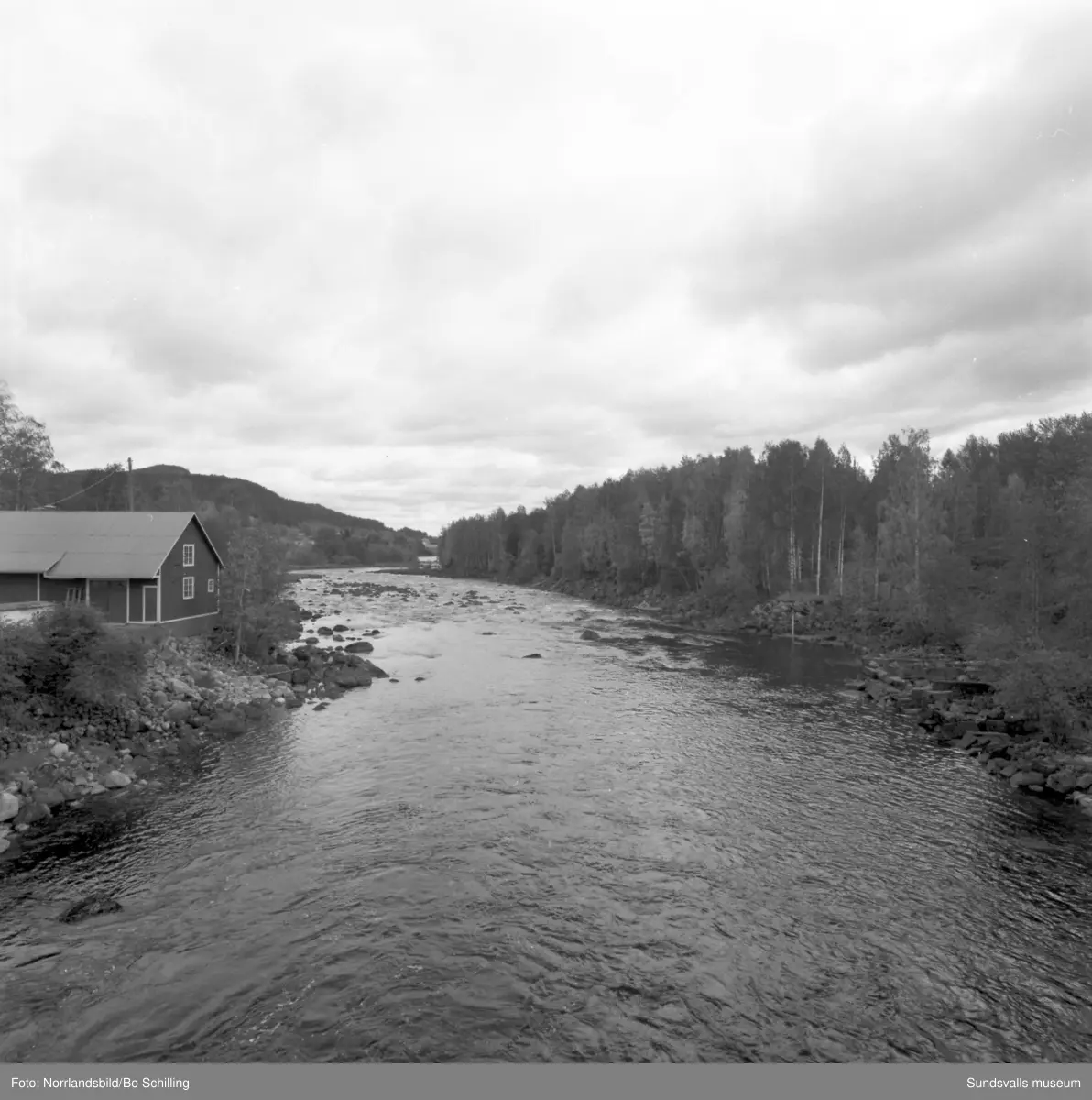 En stor grupp bilder från Ljungaverk, byggnader, gårdar, terräng och landskap. Fotograferat för Fosfatbolaget.