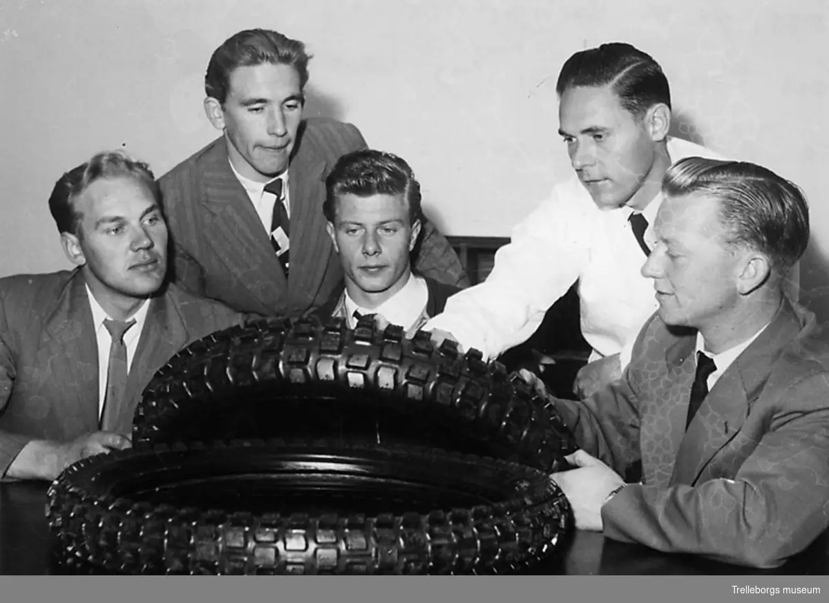 Män som tittar på däck. Från vänster.Bengt Andersson,Olle Granath, Fridolf Brynell, LArs Gustavsson,Kuno Johansson.