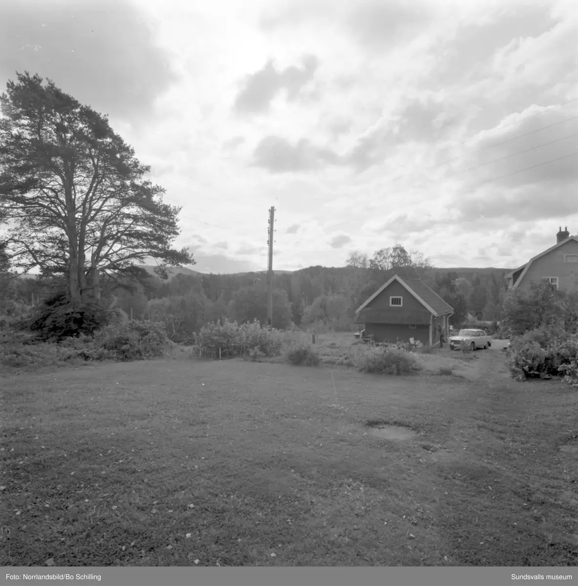 En stor grupp bilder från Ljungaverk, byggnader, gårdar, terräng och landskap. Fotograferat för Fosfatbolaget.