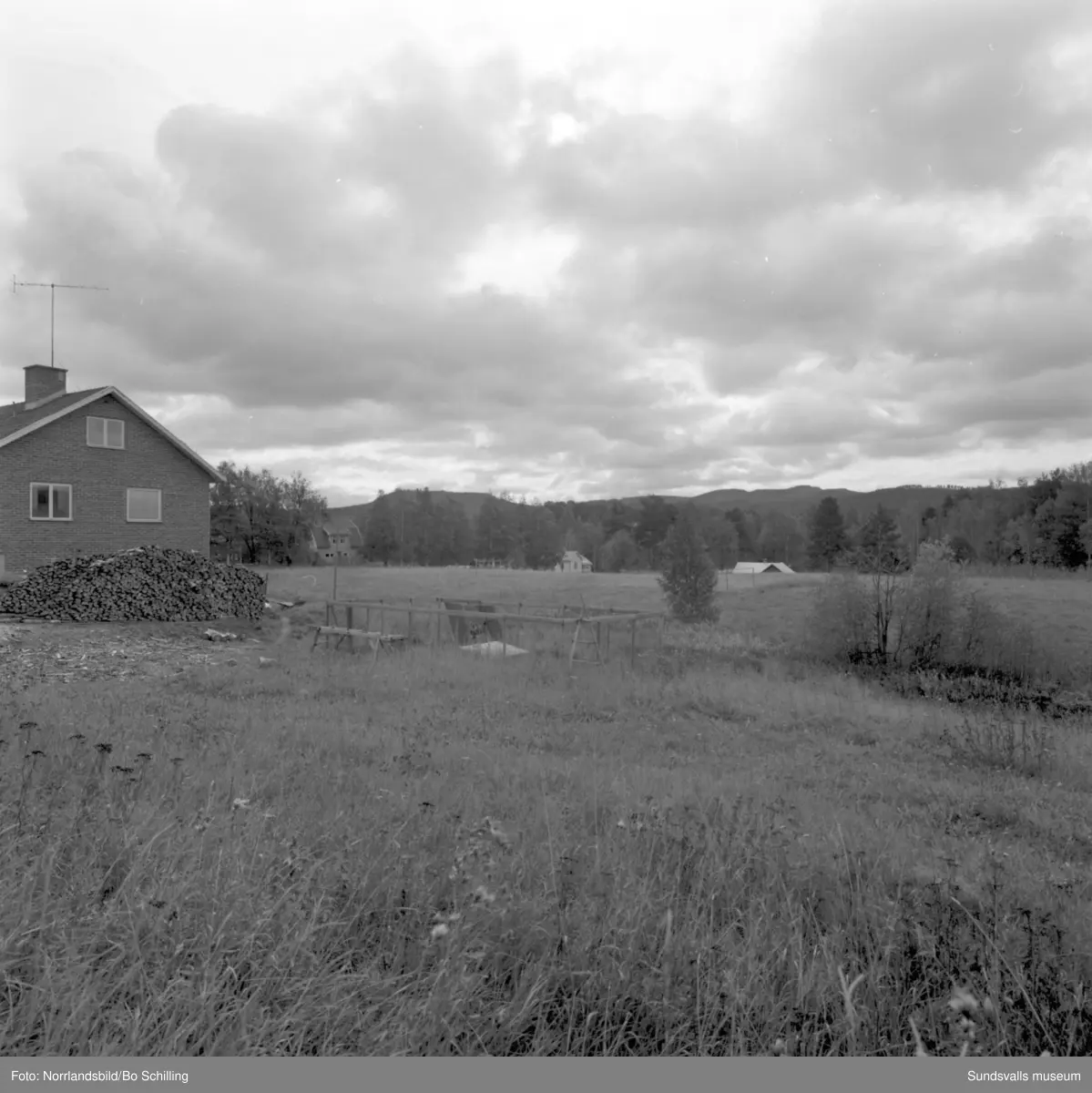 En stor grupp bilder från Ljungaverk, byggnader, gårdar, terräng och landskap. Fotograferat för Fosfatbolaget.